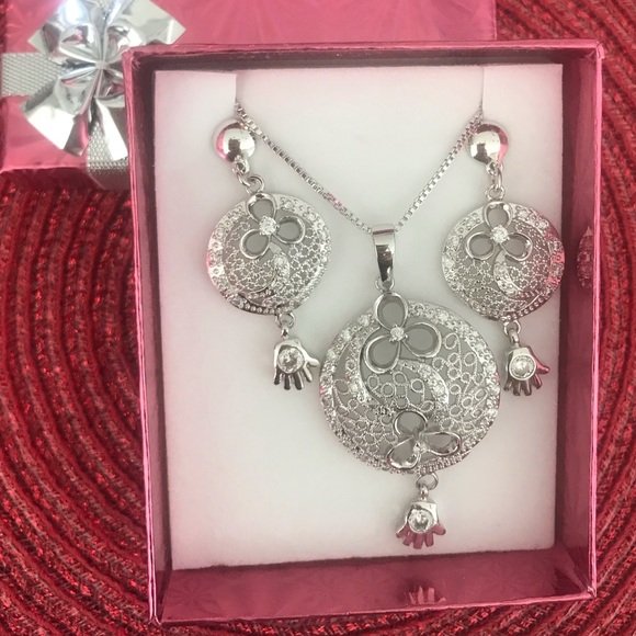 Pendant and earrings set - Picture 1 of 3